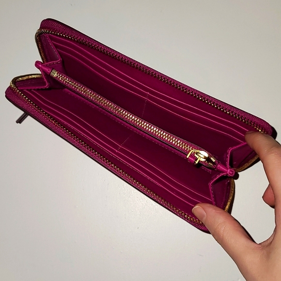 NWT Tory Burch Charlie Zip Continental wallet in Party Fuchsia - Picture 4 of 5